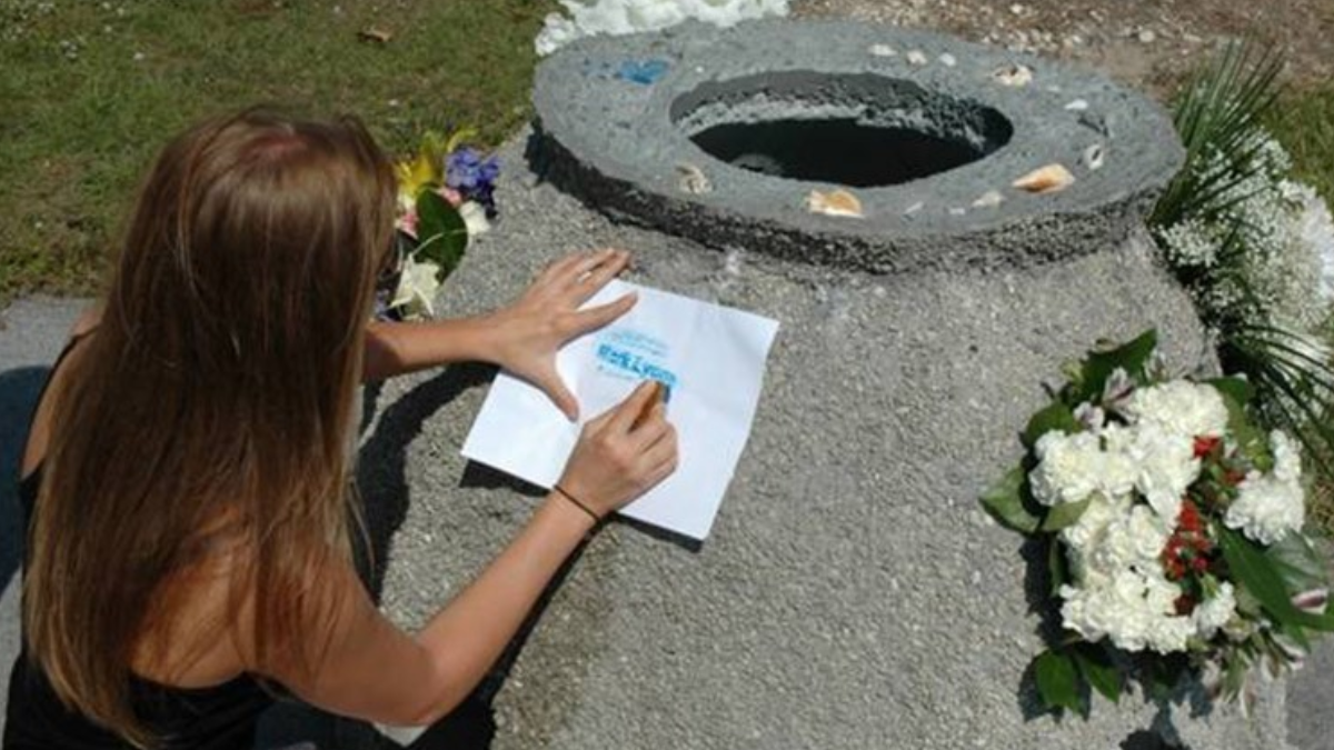 Antes de ir ao mar, o Eternal Reef é apresentado à família com uma placa de bronze identificando a pessoa homenageada e sua inscrição. (Foto: Divulgação / Eternal Reef)