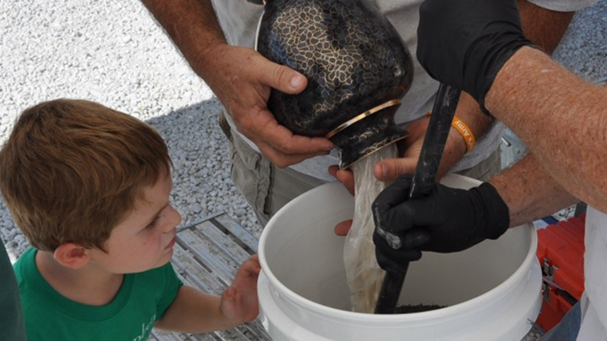 As cinzas da pessoa cremada podem ser misturadas a um concreto próprio para o ambiente marinho durante a primeira etapa do memorial. (Foto: Divulgação / Eternal Reef)