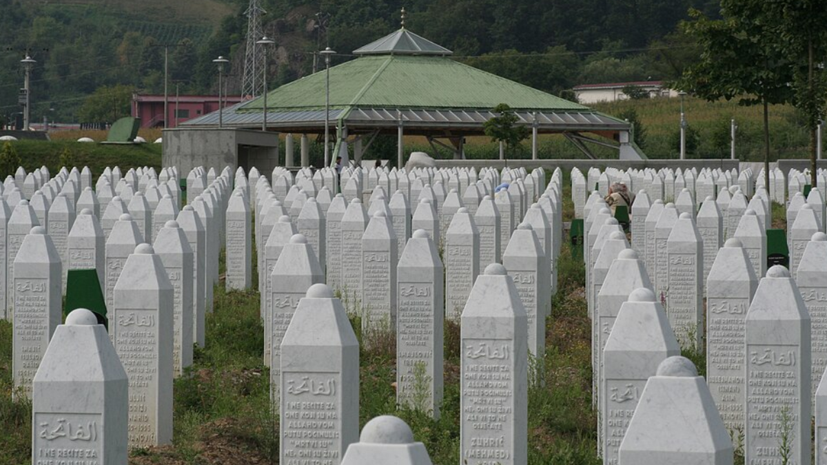 Srebrenica tornou-se símbolo da brutalidade do conflito. Em julho de 1995, forças sérvio-bósnias assassinaram milhares de homens e meninos bósnios muçulmanos. Os crimes foram reconhecidos judicialmente como genocídio (Foto: Maurits90 / Wikimedia Commons)