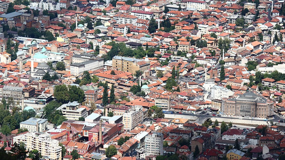 A geografia favorecia os atacantes. Sarajevo fica em um vale cercado por elevações, e posições como o monte Trebević foram usadas por forças sérvio-bósnias para artilharia e franco-atiradores voltados para a cidade (Foto: Julian Nyča / Wikimedia Commons)