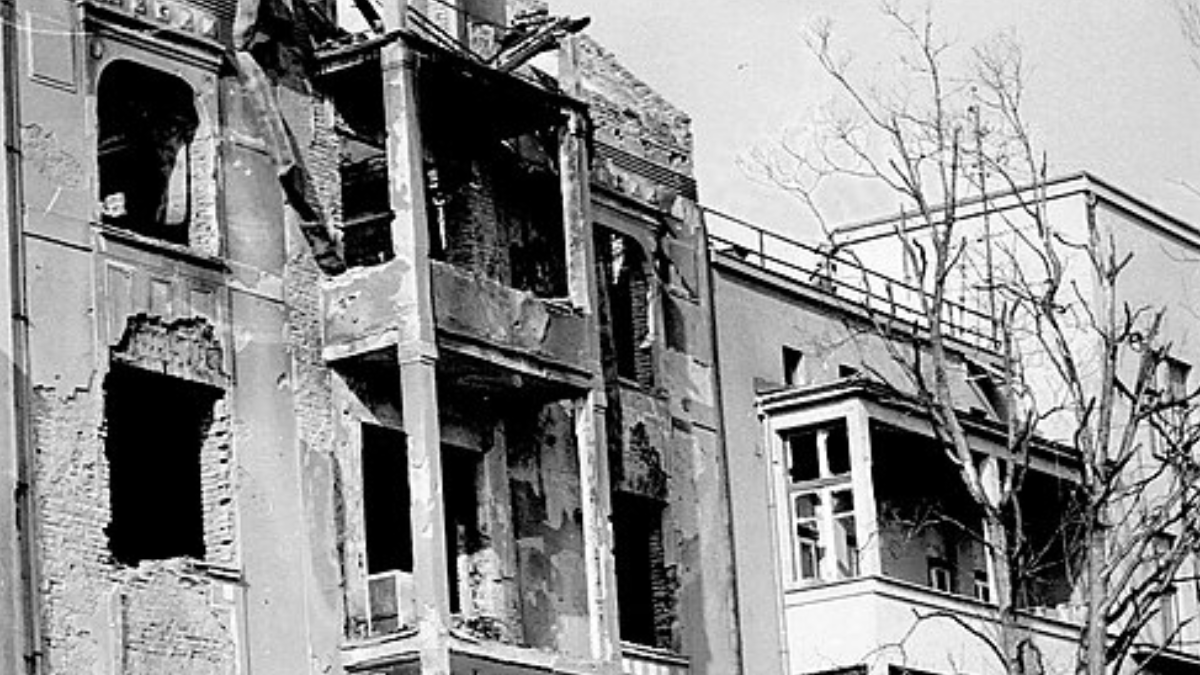 O cenário dessas denúncias foi o Cerco de Sarajevo, que começou em abril de 1992 e terminou em fevereiro de 1996. A capital permaneceu cercada enquanto bairros inteiros sofriam com artilharia e tiros (Foto: Christian Maréchal / Wikimedia Commons)