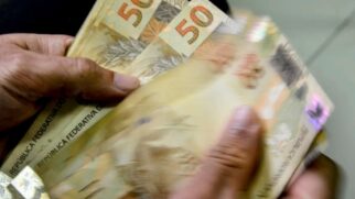 Pagamento de salários deve seguir o prazo definido pela legislação trabalhista. Trabalhadores com carteira assinada têm regras específicas para o recebimento da remuneração mensal
