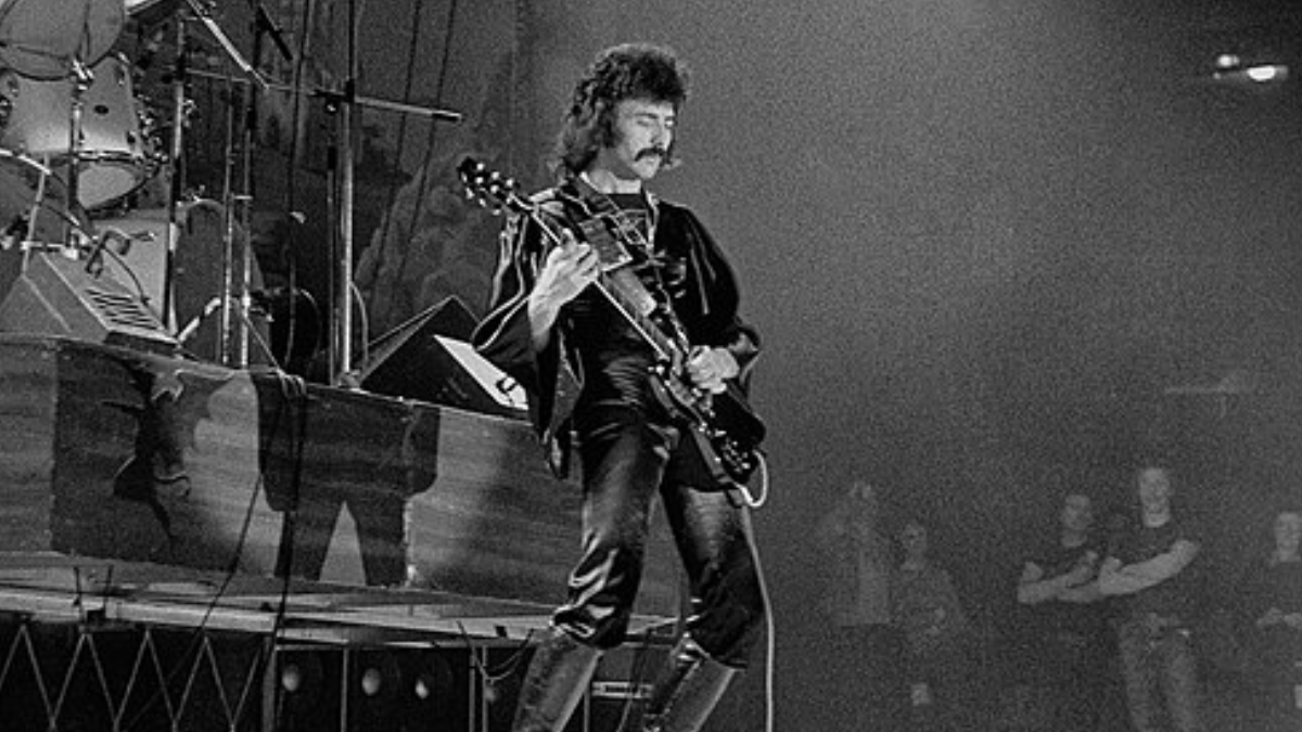 O guitarrista contou posteriormente que não escolheu o trítono por conhecer sua fama de “intervalo do Diabo”: ele sequer sabia o nome do intervalo e simplesmente gostou da sensação sombria produzida pelas notas (Foto: Ronald Ali-Khan / Wikimedia Commons)