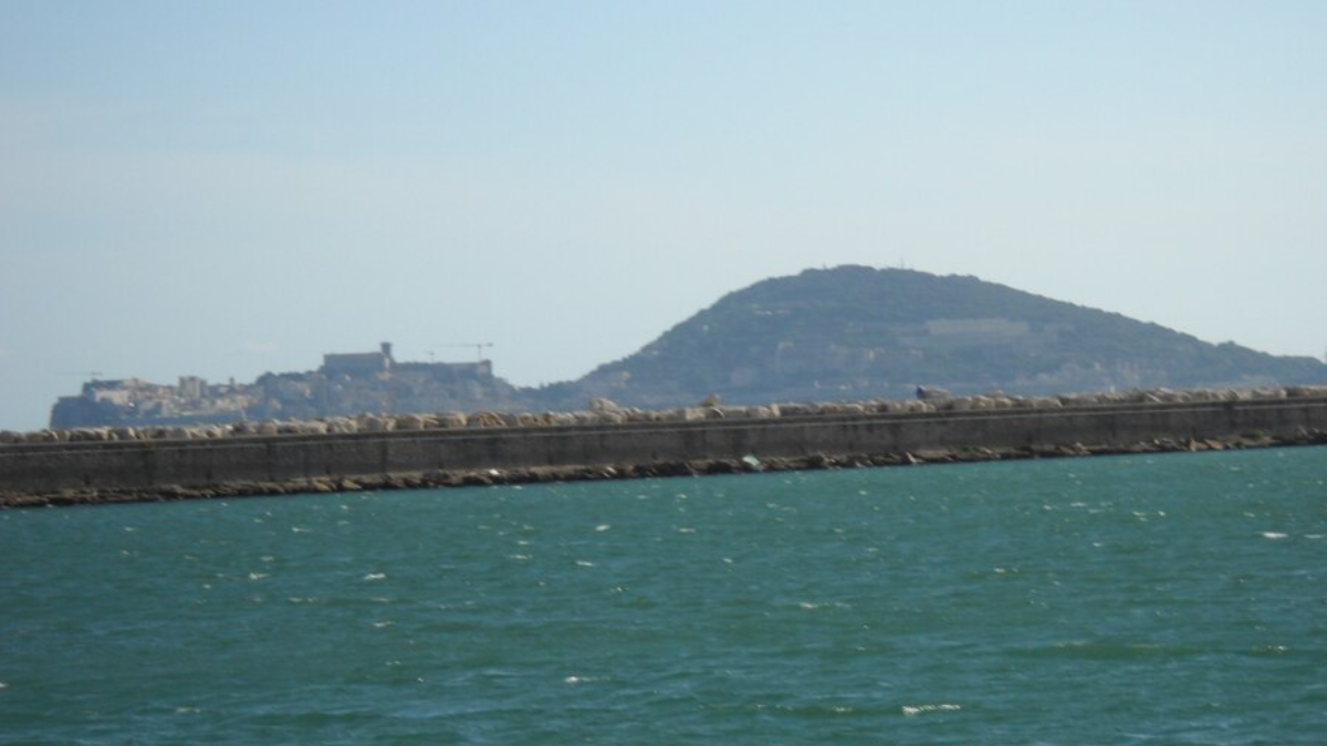 A Arenauta ganhou o apelido de “praia dos 300 degraus” por causa de seu antigo acesso (Foto: trolvag / Wikimedia Commons)