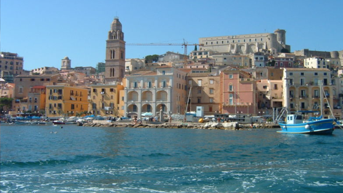 Quaranta Remi é uma pequena praia de Gaeta acessível apenas pelo mar (Foto: Mlangella / Wikimedia Commons)