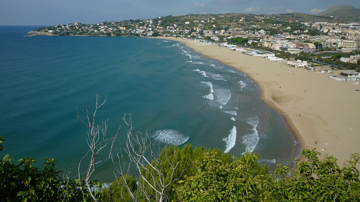 Serapo é a principal praia de Gaeta e se estende por cerca de 1,5 quilômetro (Foto: Aldo Ardetti / Wikimedia Commons)