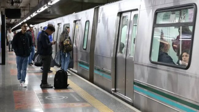 O desconto também é aplicado em viagens que combinam ônibus municipais com o transporte sobre trilhos.