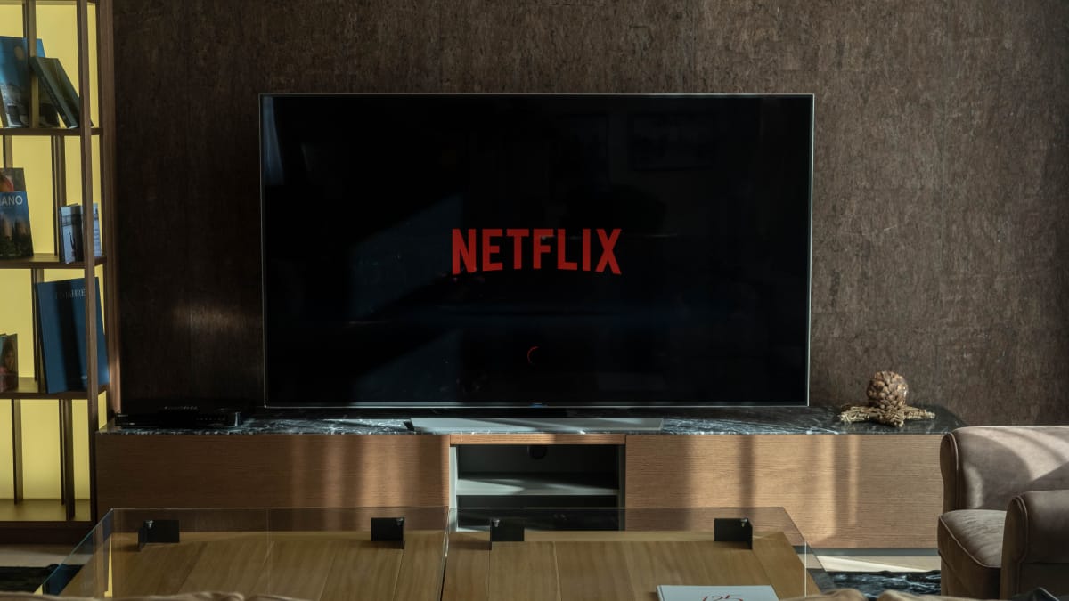 A TV a laser aposta em imagens gigantes e instalação discreta para levar uma experiência de cinema para dentro de casa (Foto: Nicholas Derio Palacios/ Pexels)