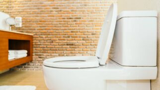 O nível da água dentro da caixa acoplada interfere diretamente no funcionamento do sistema sanitário.