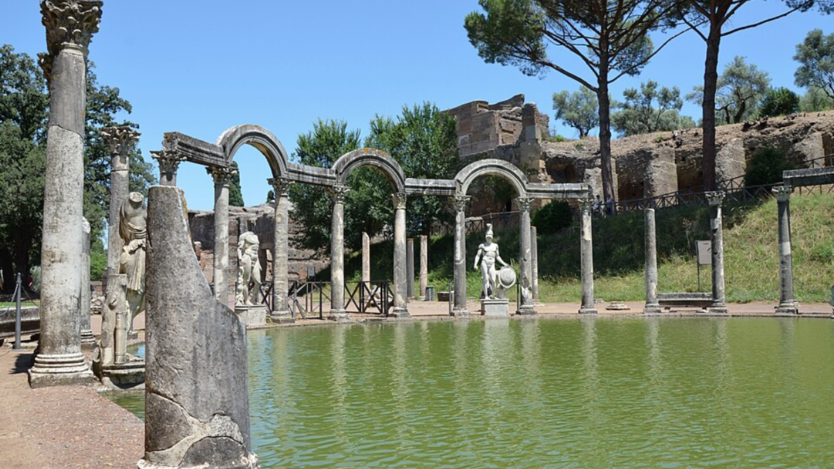 Construída pelo imperador Adriano no século II, a Villa Adriana reúne palácios, jardins, piscinas e cerca de 30 edifícios espalhados pelo complexo (Foto: Carole Raddato / Wikimedia Commons)