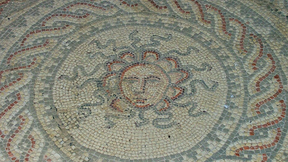 Em Bignor, figuras mitológicas sobrevivem nos mosaicos que decoravam uma das propriedades mais luxuosas da Britânia (Foto: Poliphilo / Wikimedia Commons)