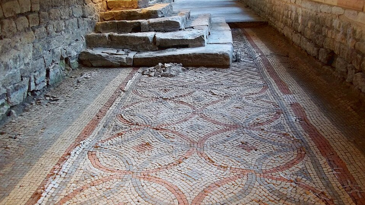 Chedworth está entre as maiores e mais sofisticadas villas britânicas, com mosaicos preservados in situ, complexos de banhos e sistemas de aquecimento por hipocausto (Foto: Pasicles / Wikimedia Commons)