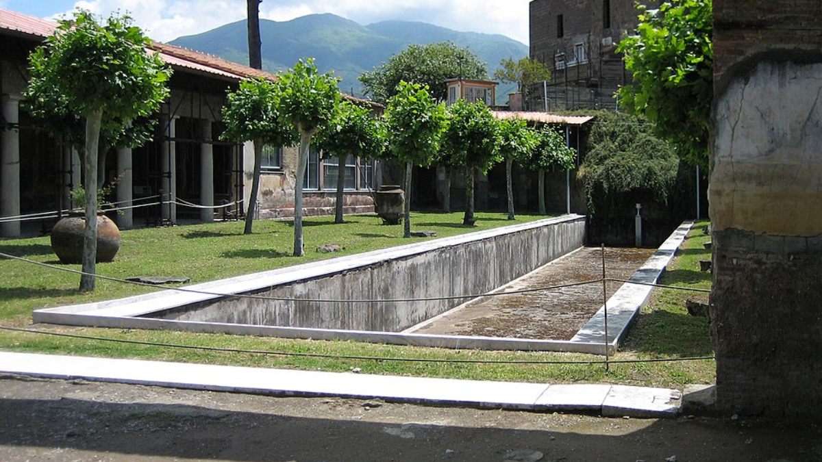 Ainda na região do Vesúvio, a Villa San Marco preserva um conjunto que ajuda a visualizar o lado mais confortável das residências romanas, incluindo peristilo, áreas decoradas e uma grande piscina (Foto: AlMare / Wikimedia Commons)