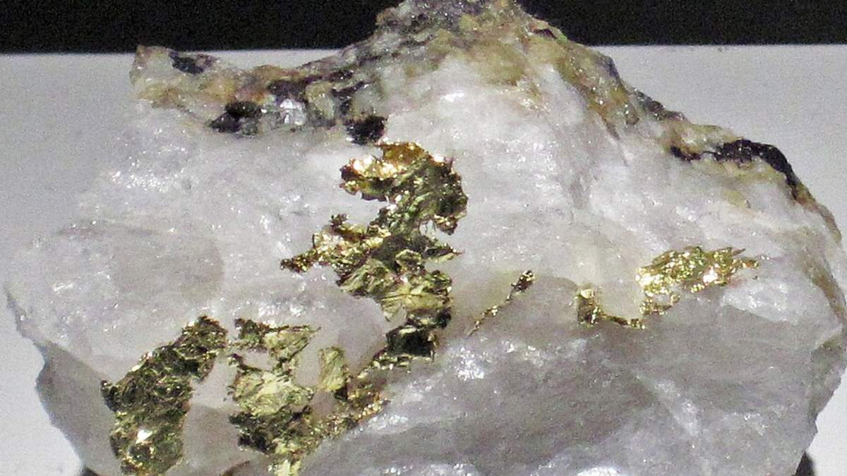 O mesmo processo também pode concentrar ouro: transportado pelos fluidos, o metal pode terminar aprisionado em fraturas e veios de quartzo (Foto: James St. John / Wikimedia Commons)