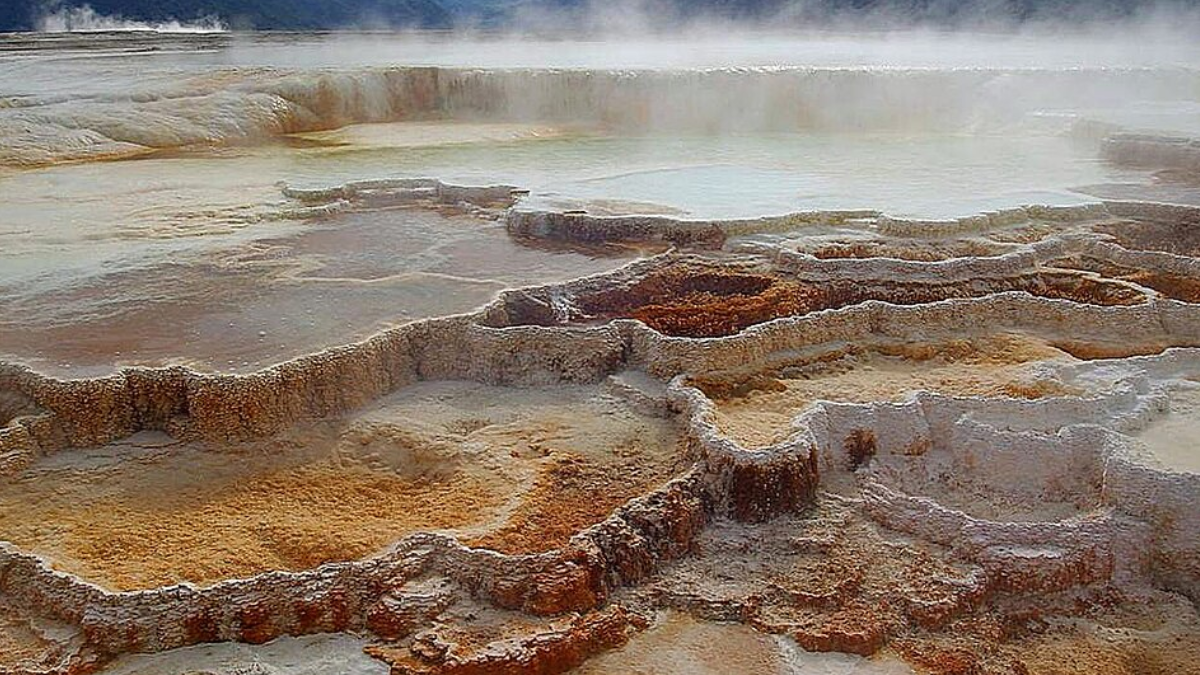 A circulação forma sistemas hidrotermais: enquanto sobem, os fluidos mudam de temperatura, pressão e composição química, criando ambientes favoráveis à concentração de minerais (Foto: Jon Sullivan / Wikimedia Commons)