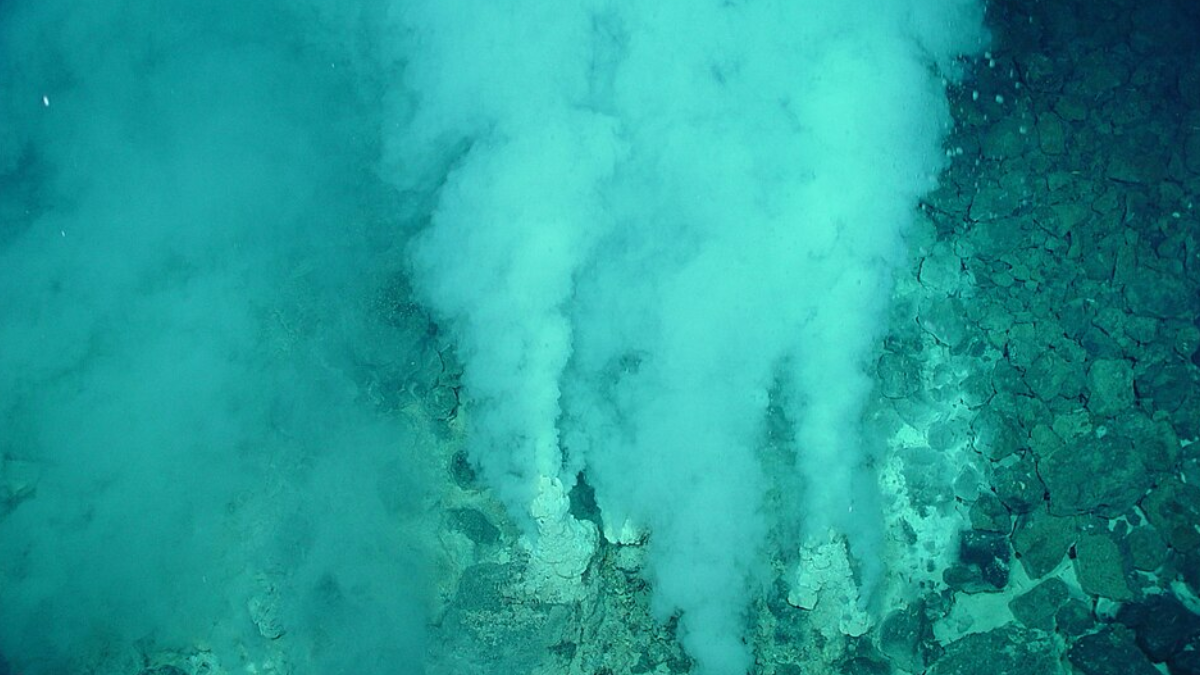 Ao esfriar, o magma libera fluidos superaquecidos: ricos em água, sais e outros compostos, eles conseguem dissolver elementos presentes nas rochas ao redor (Foto: NOAA)