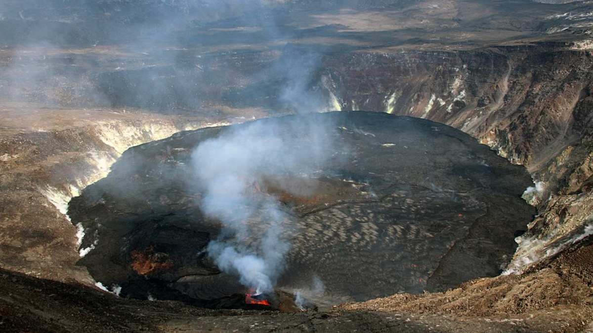 Tudo começa no magma: no interior da Terra, o calor intenso mantém rochas derretidas e concentra elementos que poderão ser carregados para regiões mais rasas (Foto: N. Deligne / USGS)