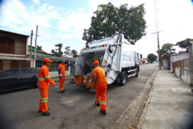 Greve de coletores entra no 2º dia e deixa lixo acumulado em São José dos Campos /Claudio Vieira/PMSJC