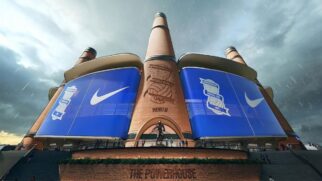 Entrada principal do Powerhouse destaca as torres de tijolos inspiradas nas antigas chaminés industriais de Birmingham (Imagem: Reprodução/Birmingham City Football Club)