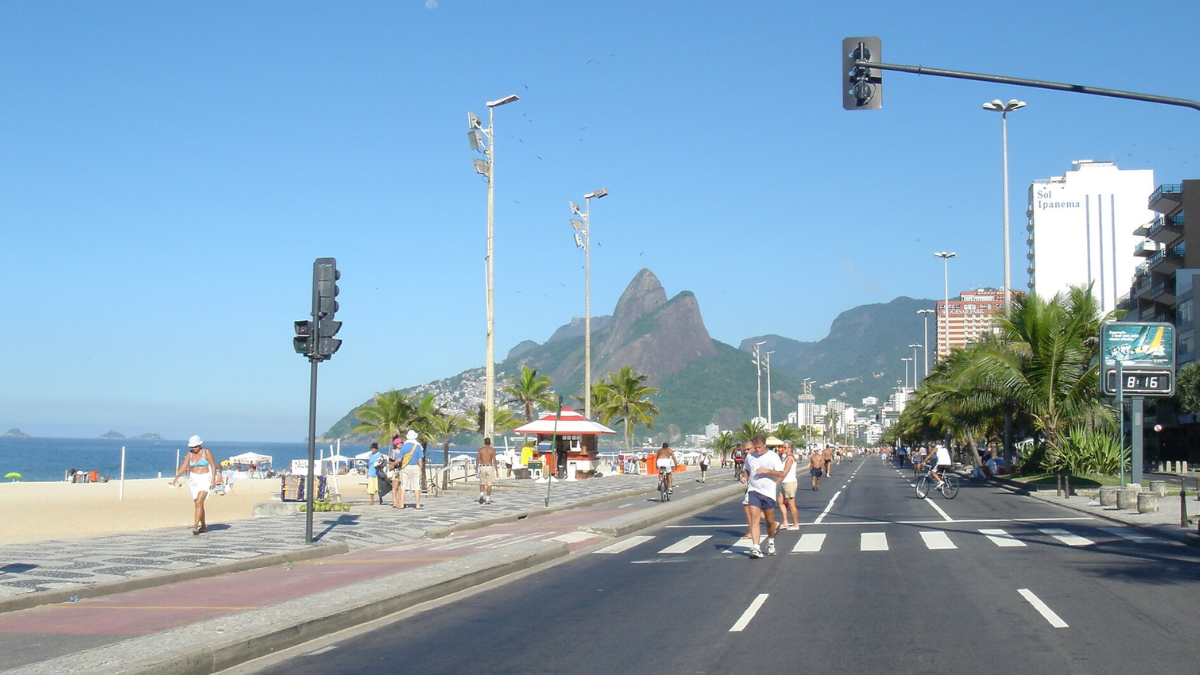 Praias do Rio de Janeiro passaram a fazer parte do imaginário do Verão da Lata, com moradores e banhistas atentos ao que aparecia entre as ondas (Foto: ivanx / Wikimedia Commons)