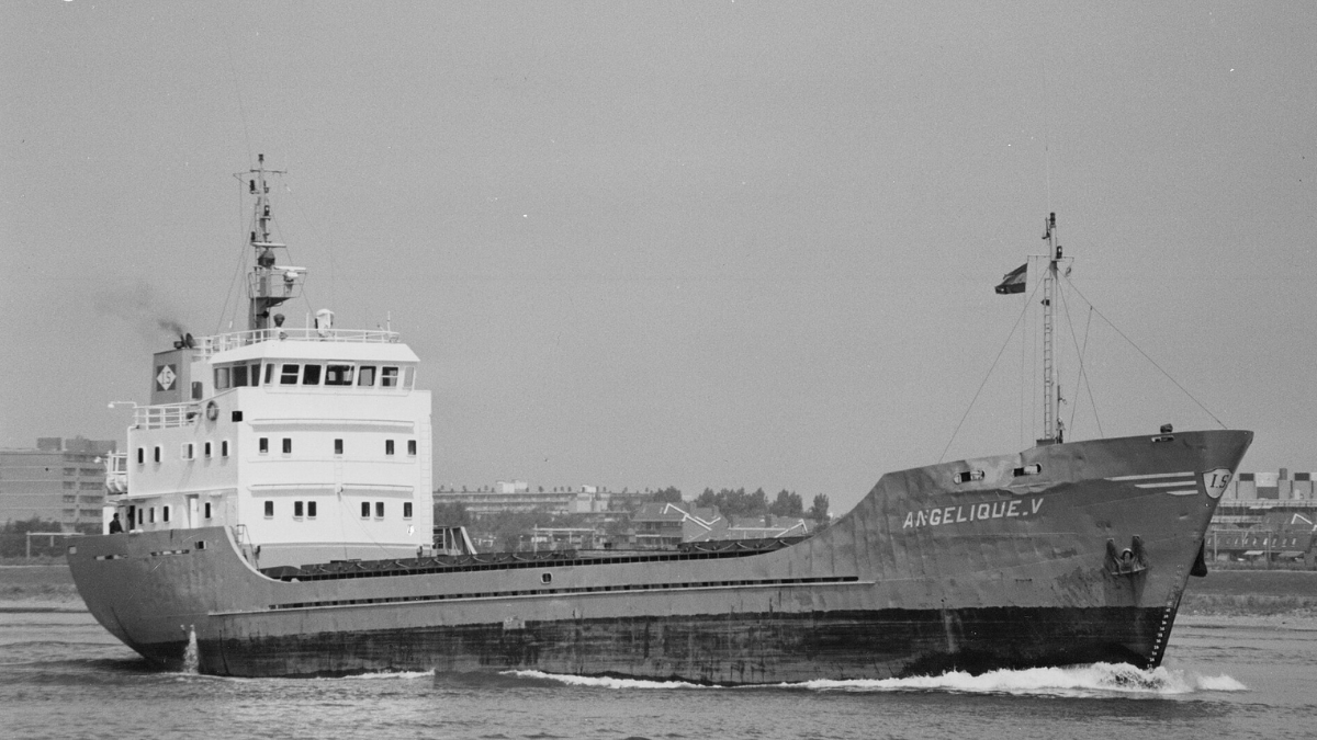 O Solana Star transportava a carga que acabaria lançada ao Atlântico; este cargueiro fotografado ainda nos anos 1980 ajuda a ilustrar o tipo de embarcação da época (Foto: Niels Johannes / Wikimedia Commons / Imagem Ilustrativa)