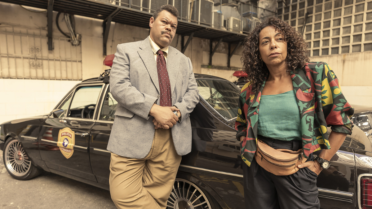 Babu Santana e Samantha Schmütz interpretam os policiais Brasa e Sandra em Verão da Lata, comédia inspirada no episódio de 1987 (Foto: Divulgação / Verão da Lata)