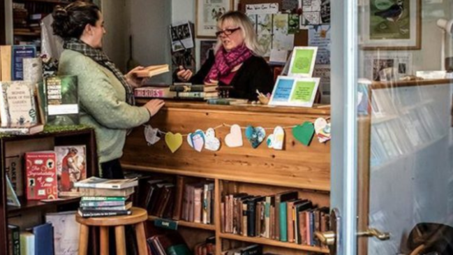 Durante a estadia, visitantes podem assumir o balcão e experimentar a rotina de uma livraria aberta ao público (Foto: Colin Tennant/Wigtown Book Festival)