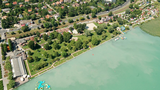 Gramados e estruturas de lazer substituem as grandes faixas de areia em várias praias do Lago Balaton (Foto: Rostásy Szabó Mihály/Wikimedia Commons)