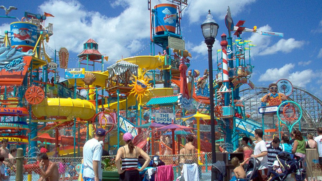 The Boardwalk reúne as atrações aquáticas do Hersheypark e abrigou o Tidal Force até sua despedida em 2026 (Foto: Rj1020/Wikimedia Commons)