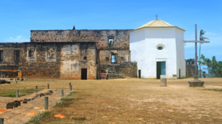 Ruínas da Casa da Torre de Garcia D’Ávila preservam quase cinco séculos de história no litoral baiano (Foto: Gleidson Santos/MTur/Wikimedia Commons)