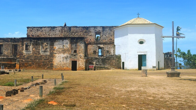 Ruínas da Casa da Torre de Garcia D’Ávila preservam quase cinco séculos de história no litoral baiano (Foto: Gleidson Santos/MTur/Wikimedia Commons)