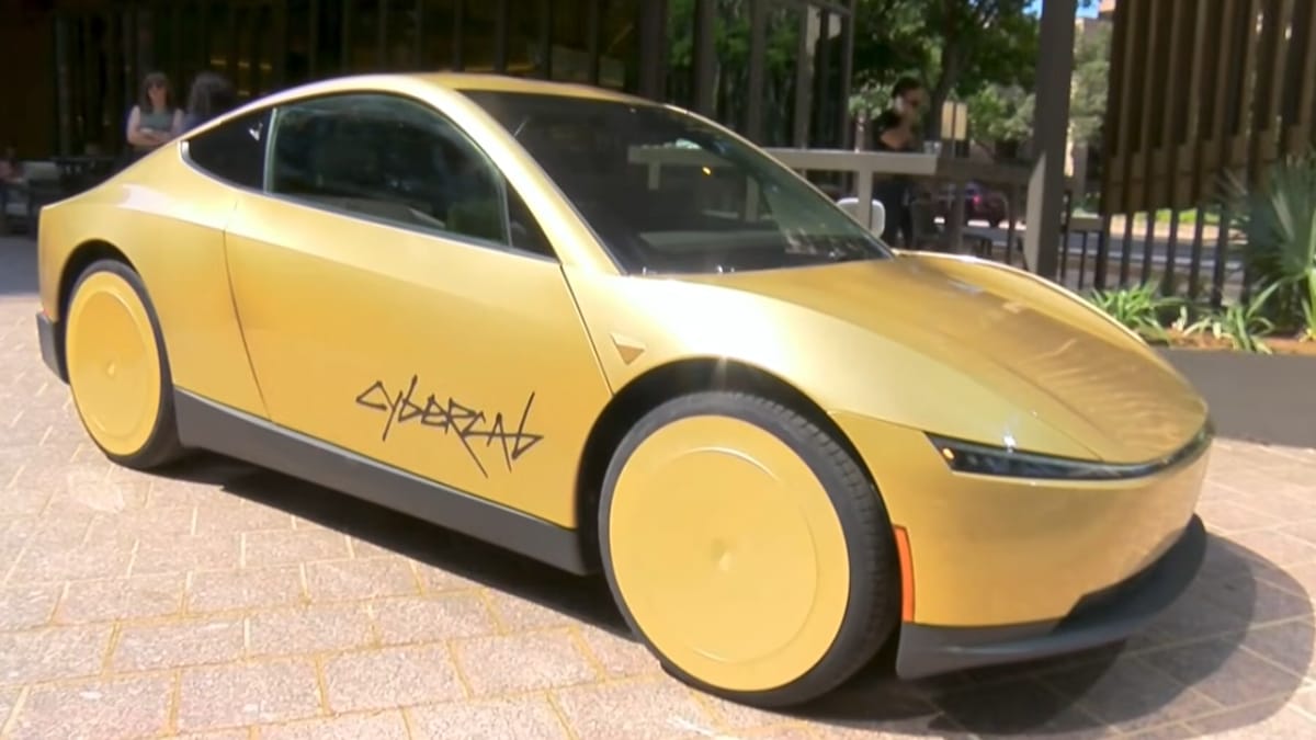Veículo autônomo da Tesla chama atenção por dispensar volante e pedais durante os trajetos em Austin (Reprodução: 5NEWS/ YouTube)