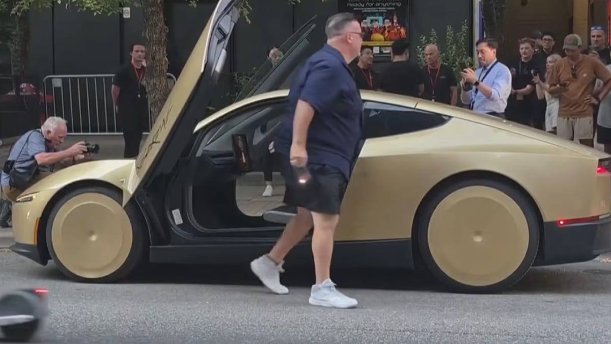 Tesla aposta no Cybercab para ampliar sua operação de robotáxis e avançar no mercado de veículos autônomos (Reprodução: 5NEWS/ YouTube)