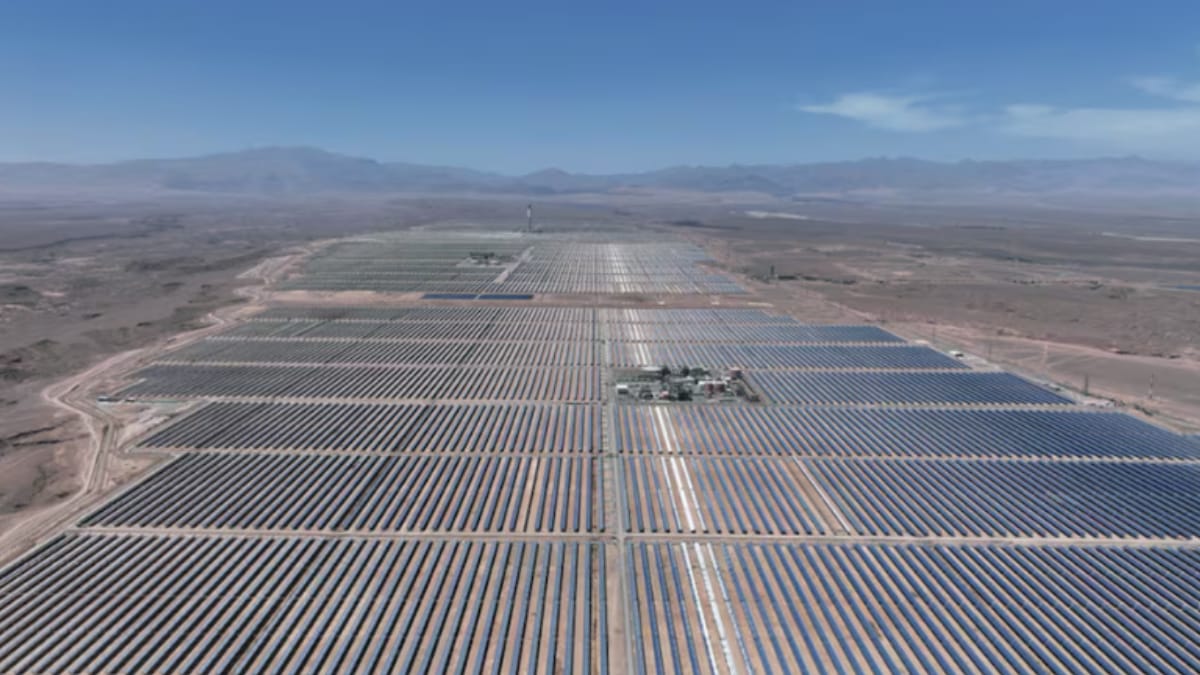 O complexo solar Noor Ouarzazate aproveita a forte incidência de radiação solar em uma das regiões mais ensolaradas do Marrocos (Foto: ACWA POWER)