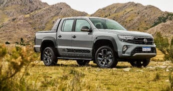A atual geração da Amarok é equipada com motor 3.0 V6 turbodiesel de 258 cavalos de potência (272 cavalos com “overboost”) e 59,1 kgfm de torque, associado ao câmbio automático de 8 marchas e à tração integral 4Motion permanente / Divulgação
