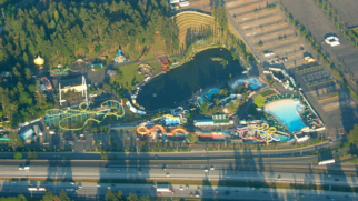 Vista aérea mostra o Wild Waves Theme & Water Park e parte das atrações que ocuparam o complexo em Federal Way, nos Estados Unidos (Foto: Jessica Spengler/Wikimedia Commons)