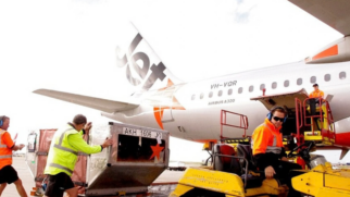 Funcionários da Jetstar trabalham no carregamento de bagagens em uma aeronave da companhia (Foto: Jetstar Airways/Wikimedia Commons)