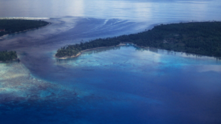 Lagoa de Rangiroa, na Polinésia Francesa, combina águas azul-turquesa e pequenas ilhas cercadas pelo Pacífico (Foto: Derek Keats/Wikimedia Commons)