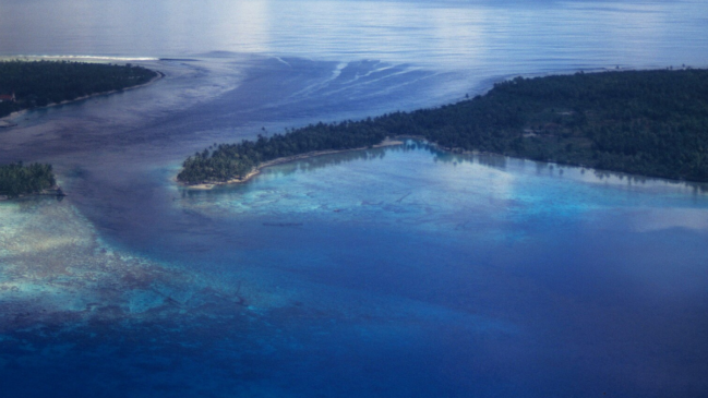Lagoa de Rangiroa, na Polinésia Francesa, combina águas azul-turquesa e pequenas ilhas cercadas pelo Pacífico (Foto: Derek Keats/Wikimedia Commons)