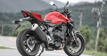 A CB1000 Hornet é equipada com motor derivado da CBR1000RR Fireblade, com 147,4 cavalos de potência e 10,3 kgfm de torque, associado ao câmbio manual de 6 marchas com “quickshifter” na topo de linha / Divulgação