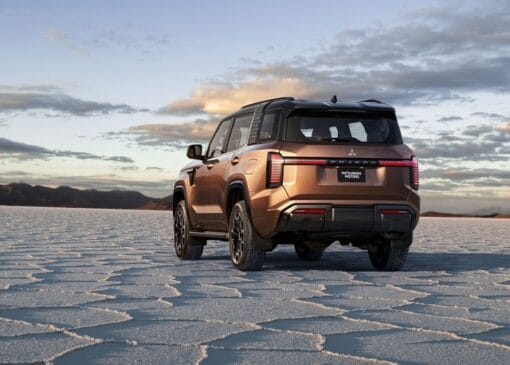 O novo Pajero é equipado com motor 2.4 turbodiesel de 49 kgfm de torque associado à nova transmissão automática de 8 marchas. A Mitsubishi não informou sobre a potência / Divulgação