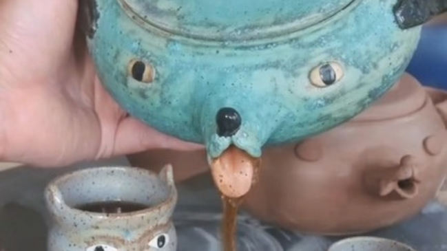 As peças nascem no torno, mas são desmontadas e reconstruídas à mão, criando formas que parecem ter saído de um sonho (Foto: Reprodução / Instagram)
