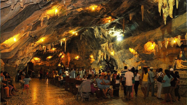 Interior da gruta mostra como teto e paredes naturais de pedra fazem parte da estrutura do templo (Foto: Turismo Bahia/Wikimedia Commons)