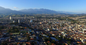 Vista aérea da cidade de Cruzeiro, em São Paulo / Reprodução / Wikipedia By HAOCRZ