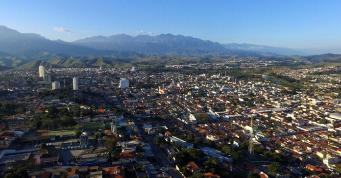 Vista aérea da cidade de Cruzeiro, em São Paulo / Reprodução / Wikipedia By HAOCRZ