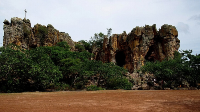Formação rochosa que lembra uma fortaleza medieval deu nome ao município de Castelo do Piauí (Foto: Cláudia Renata Madella-Auricchio/Wikimedia Commons)