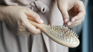 A frequência do shampoo não acelera o crescimento dos fios, mas a rotina de limpeza pode fazer diferença para a saúde do couro cabeludo (Foto: Pexels)