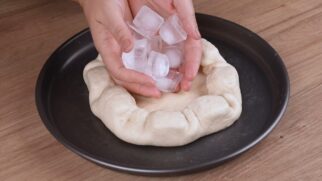 Cubo de gelo na pizza (Foto_ Reprodução YouTube_Aquela Receita)
