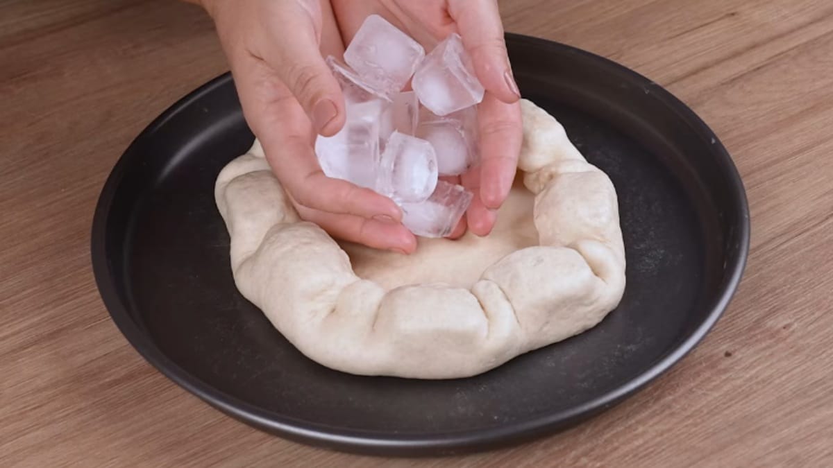 Cubo de gelo na pizza (Foto_ Reprodução YouTube_Aquela Receita)