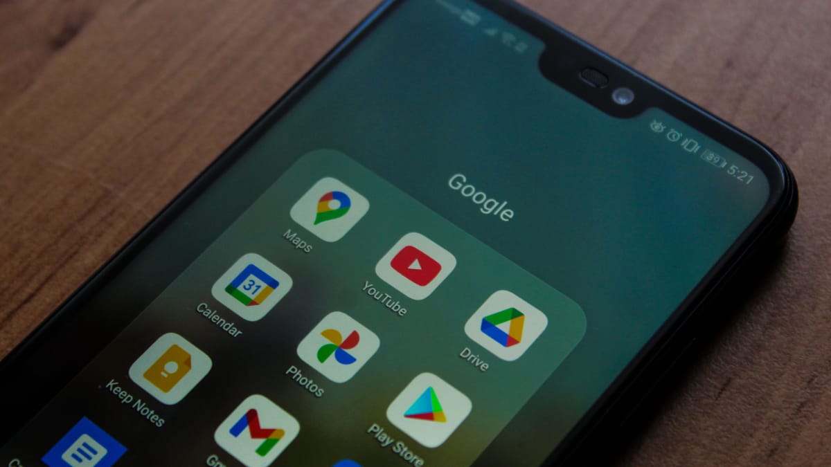 Evitar que a bateria chegue frequentemente a níveis muito baixos é uma das formas de cuidar do smartphone (Foto: Czapp Árpád/ Pexels)